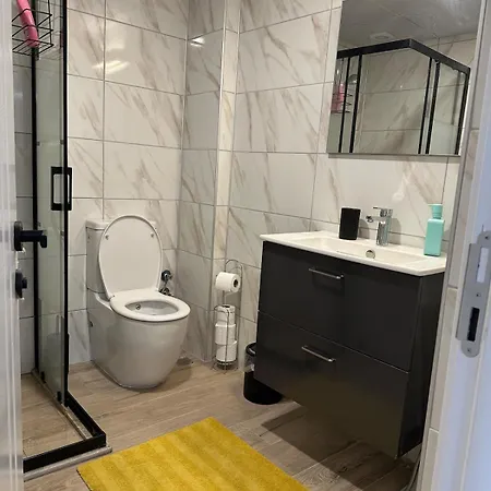 New Air-conditioned Within Walking Distance To Tourist Attractions Daire *
